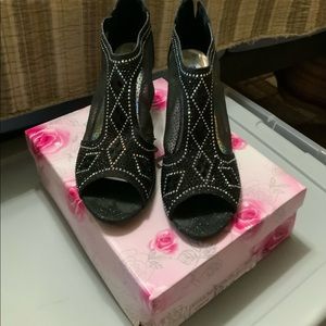 Size 10 Mila Lady Black and Silver Heels